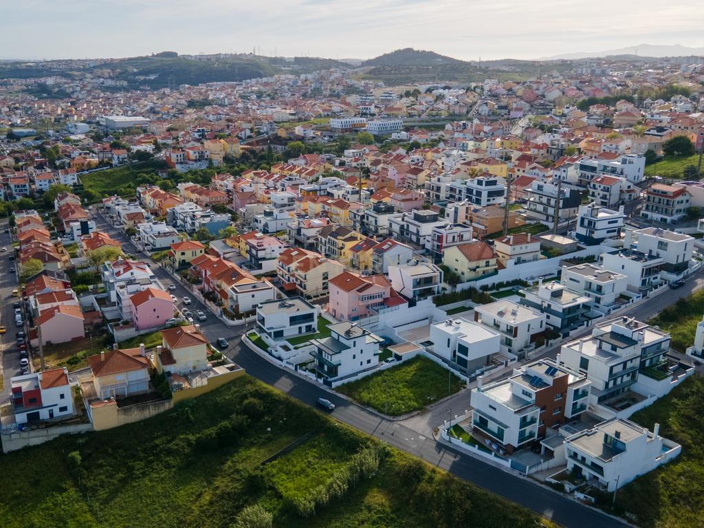 Luxuosa Moradia T5 em Odivelas com Vista Panorâmica - Image 35