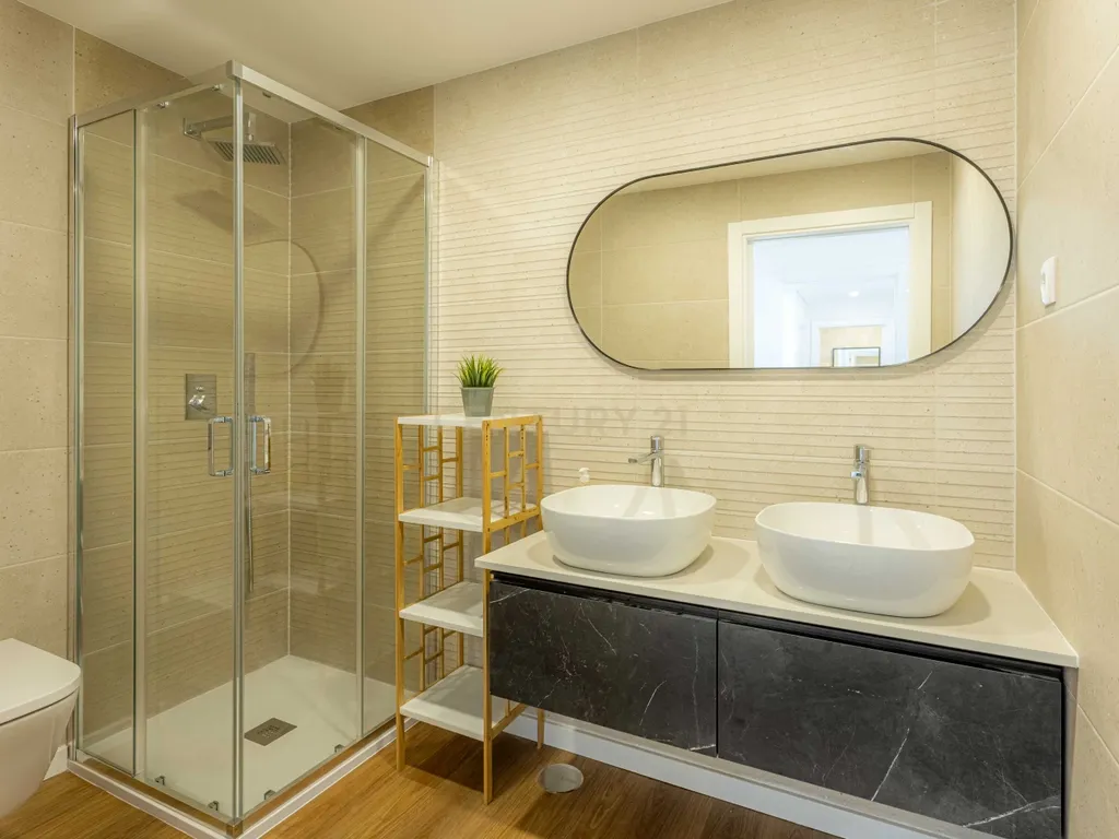 Moradia V4 isolada de arquitetura contemporânea com piscina, com vista para Serra da Arrábida - Image 14