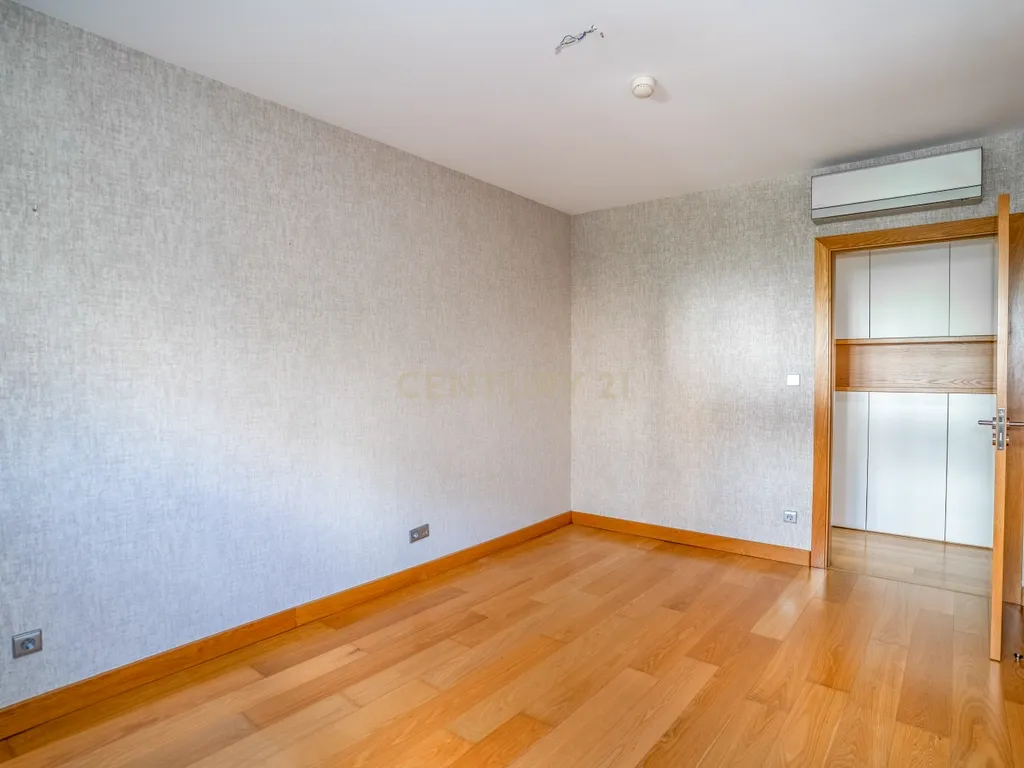 Apartamento T4 Premium com Terraço na Avenida da Independência - Image 37