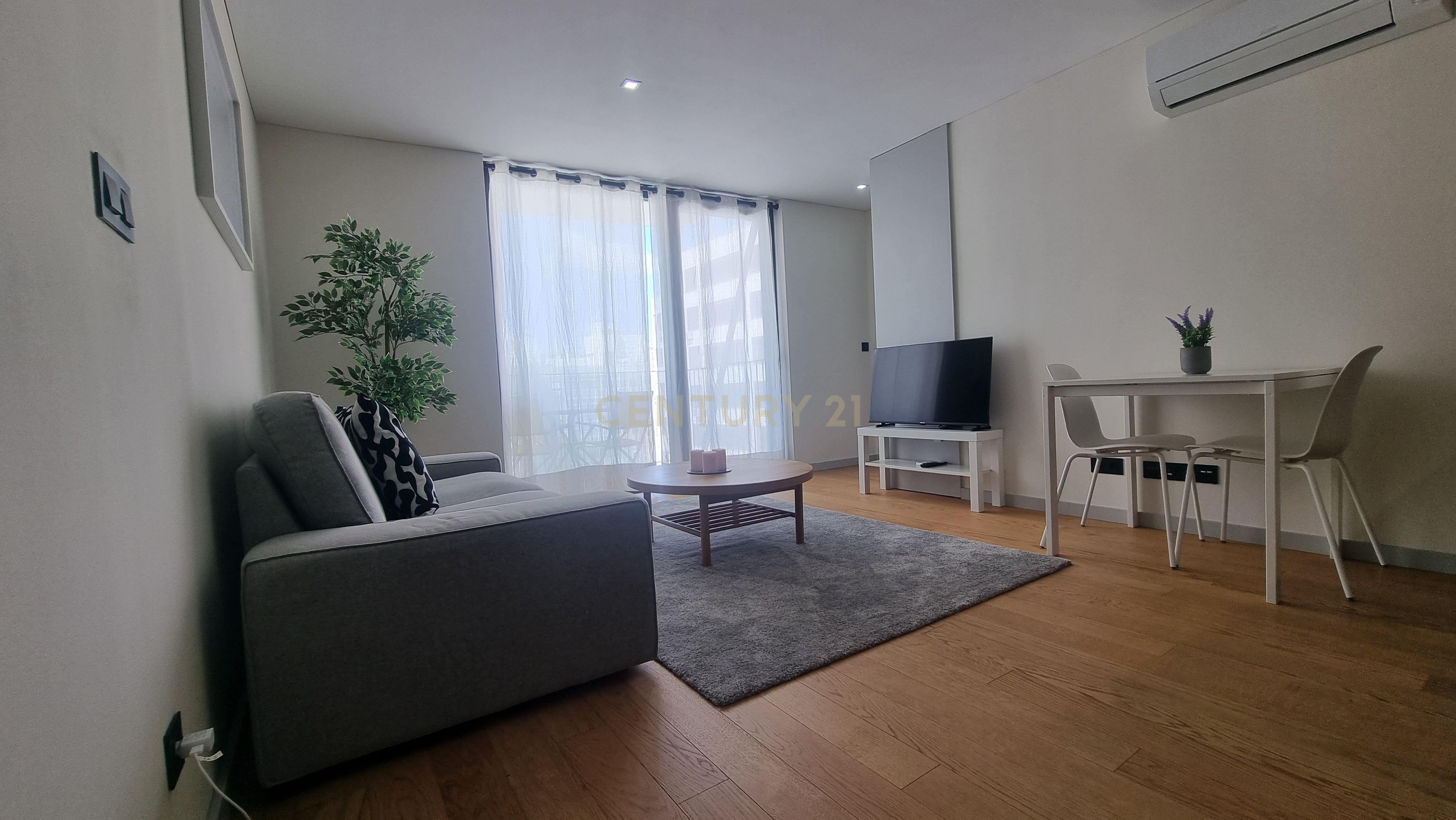 Apartamento T0+1 Mobilado, cozinha equipada. - Image 1