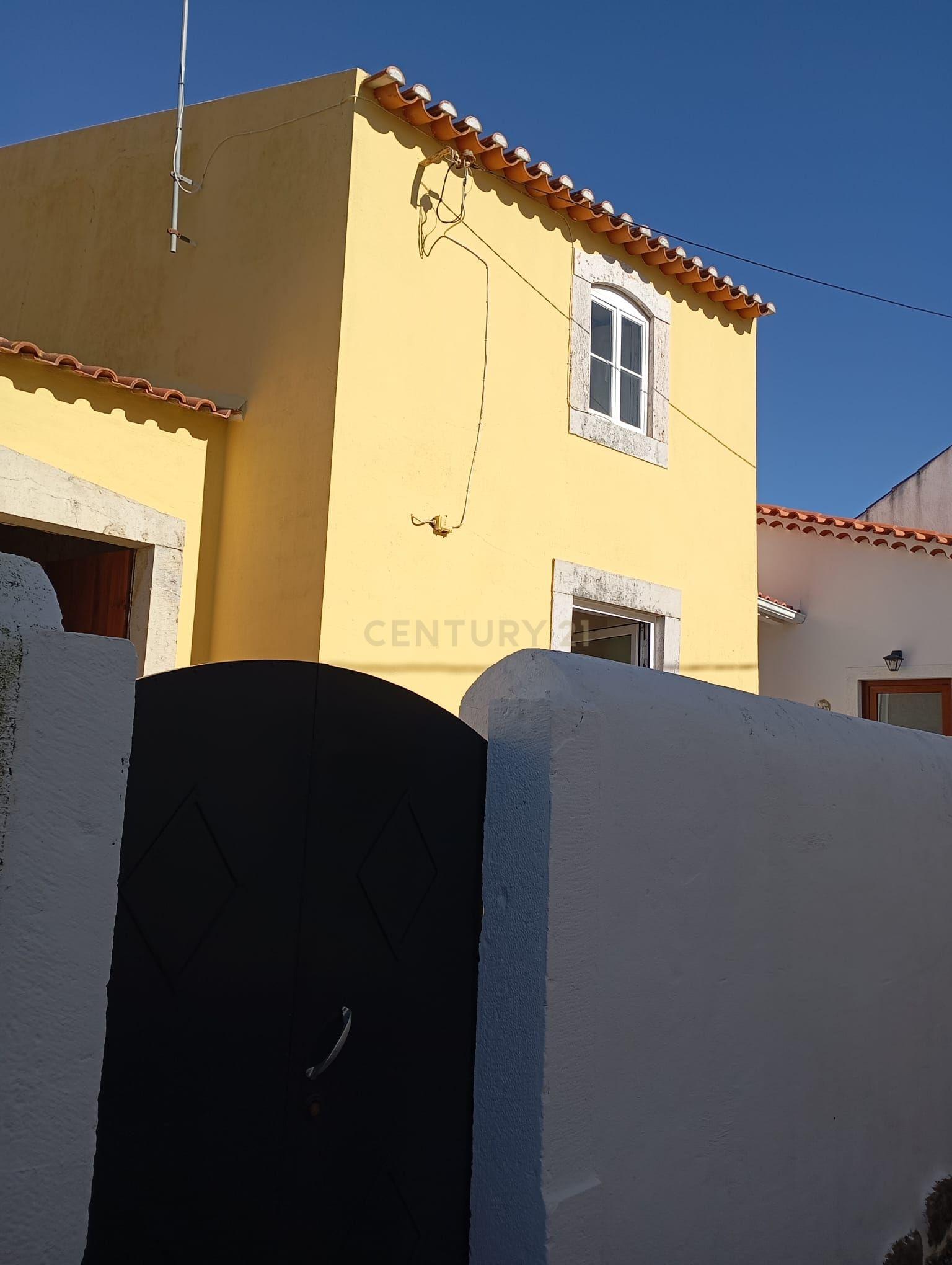 Moradia com 5 divisões e Adega à Venda na aldeia de Serra de São Julião, Torres Vedras - Image 1