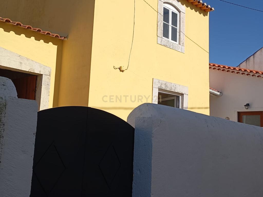 Moradia com 5 divisões e Adega à Venda na aldeia de Serra de São Julião, Torres Vedras - Image 1