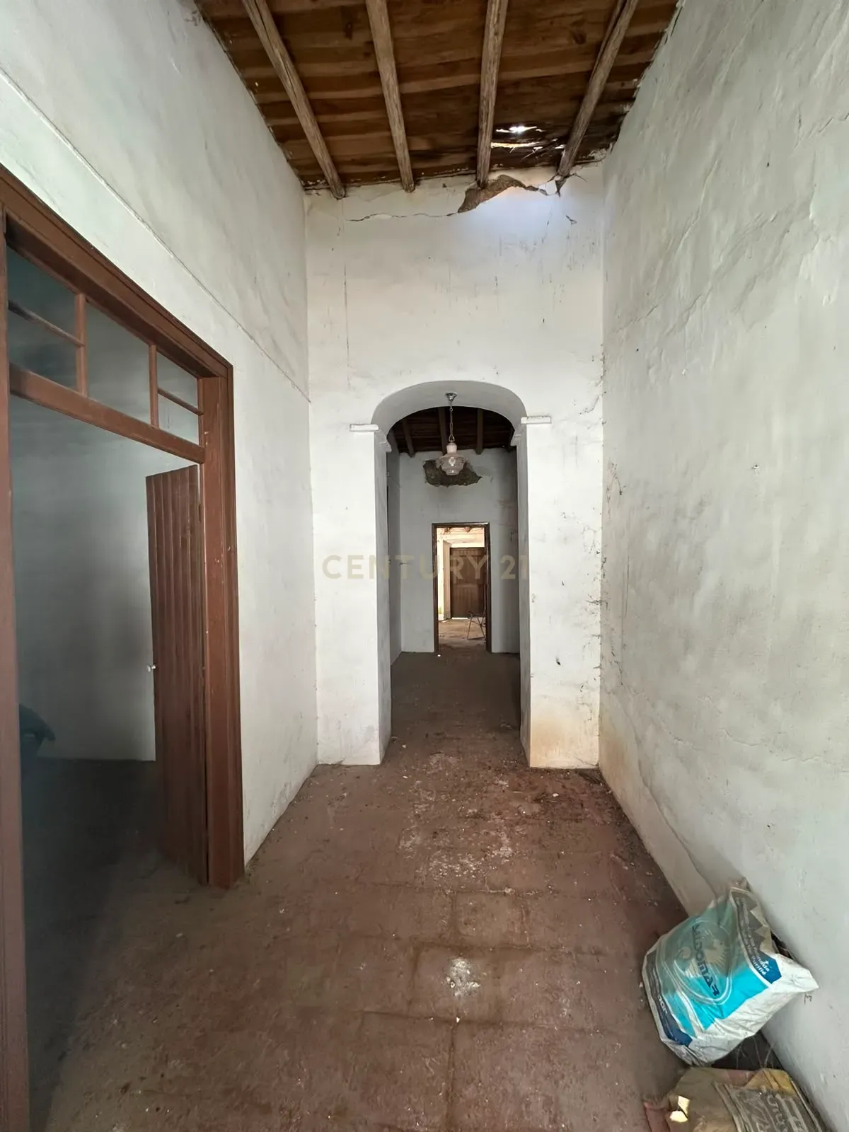 Fotografia 3 de OPORTUNIDADE DE INVESTIMENTO EM MOMBEJA - T3 COM AMPLAS ÁREAS , QUINTAL E GARAGEM