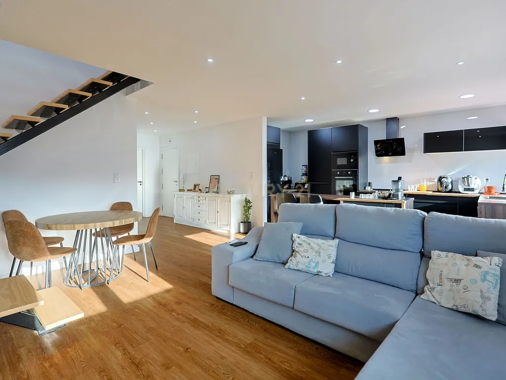 Apartamento T3 Duplex Remodelado no Centro de Corroios - Image 3