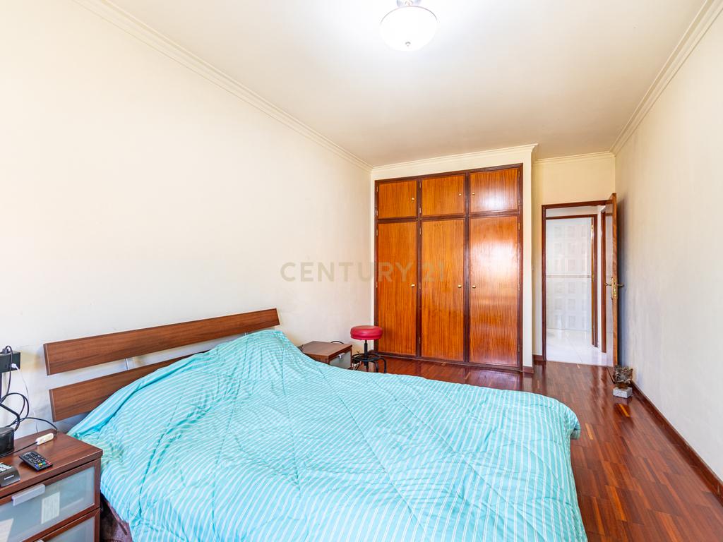 Apartamento T2 Espaçoso com Garagem Box e Arrecadação – Pedernais, Ramada - Image 11