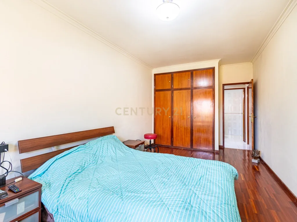 Apartamento T2 Espaçoso com Garagem Box e Arrecadação – Pedernais, Ramada - Image 11