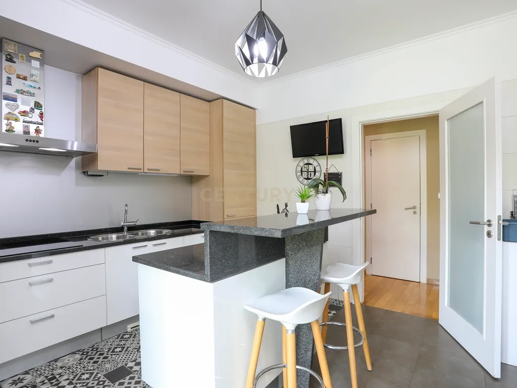 Apartamento T2 Moderno nas Colinas do Cruzeiro | 2 Lugares de Garagem e Varanda - Image 2