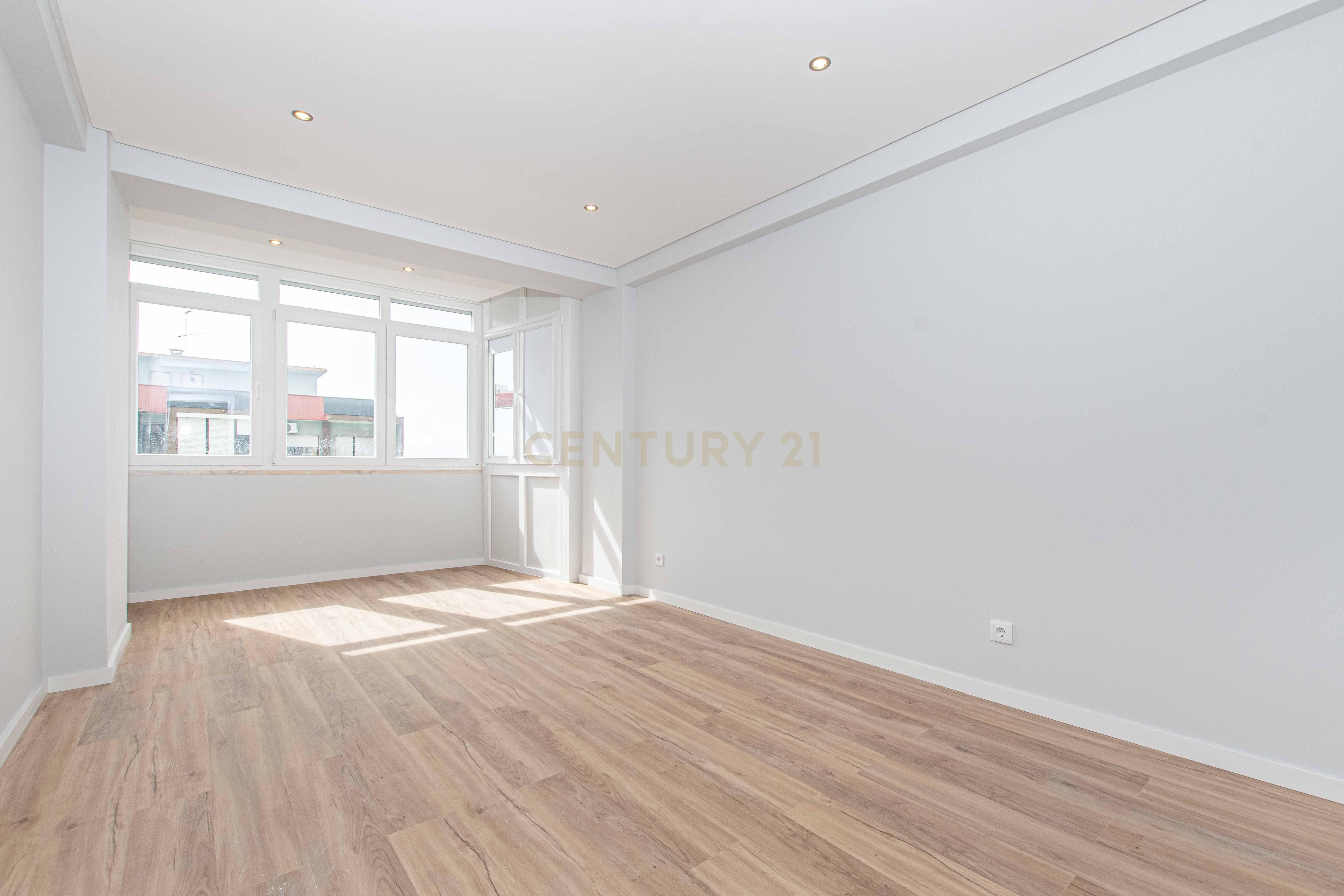 Fotografia 8 de T3 Totalmente Remodelado com Vista Rio | Cacilhas, Almada