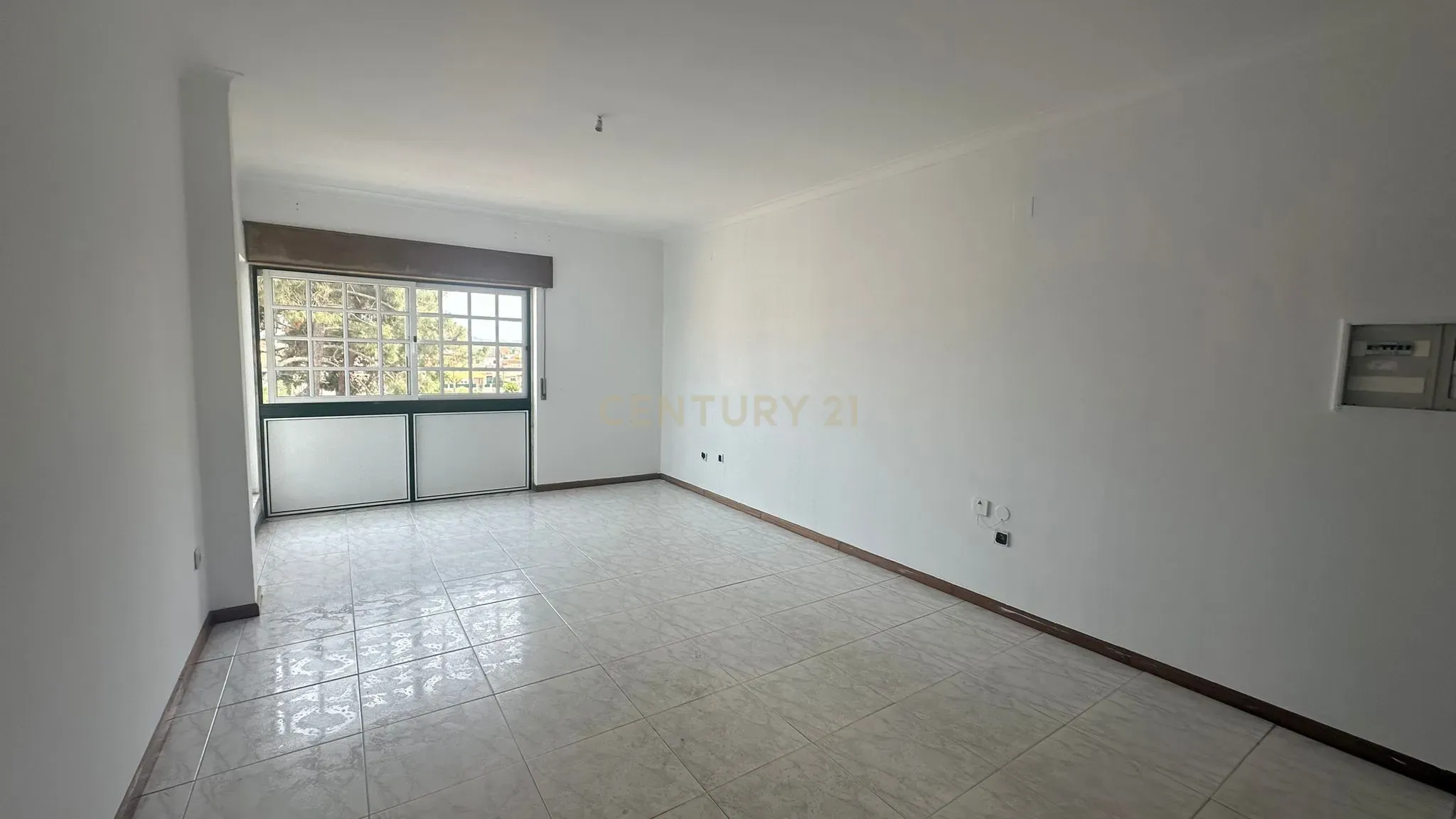 Apartamento T2 com Varanda, na Quinta do Conde - Image 3