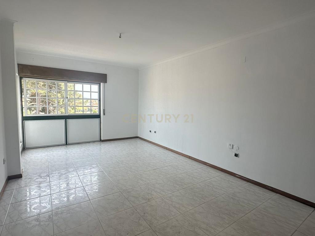 Apartamento T2 com Varanda, na Quinta do Conde - Image 3