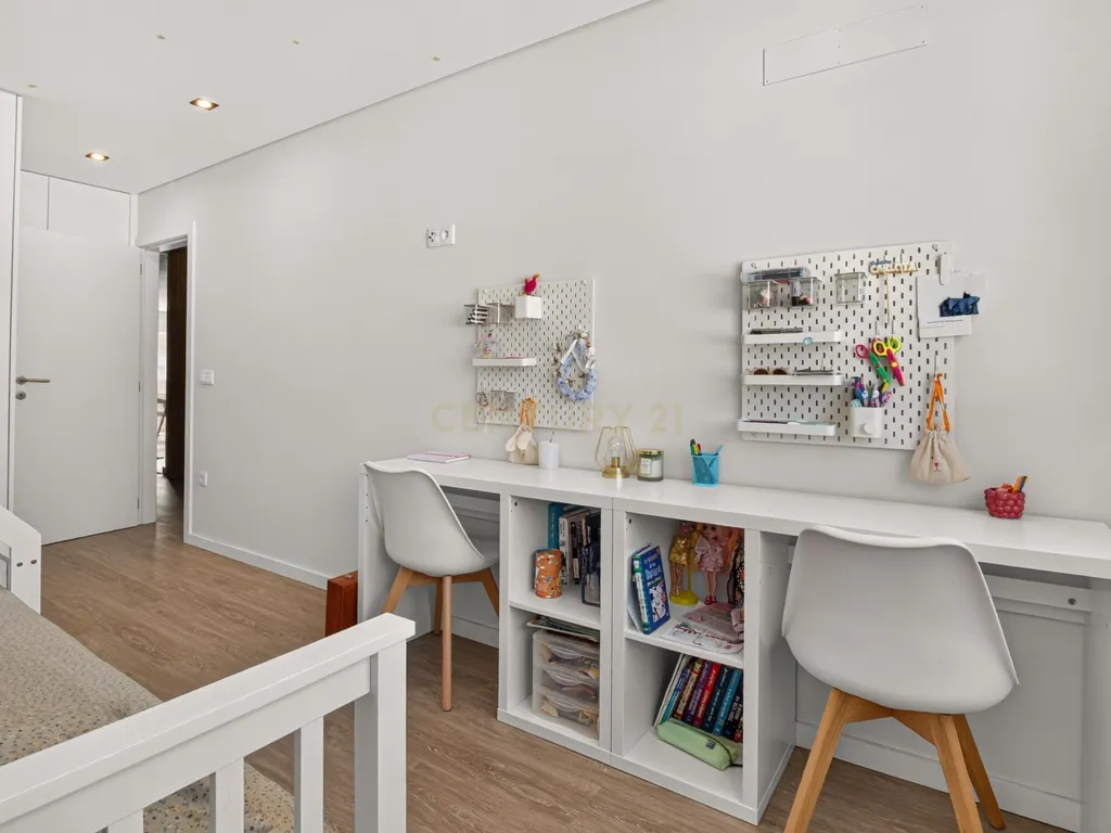 Apartamento Renovado com Vista Panorâmica em Braga - Image 16