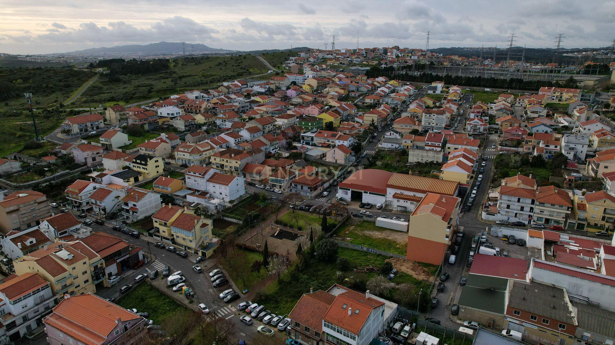 Fotografia 2 de Terreno Urbano Para  Construção de 2 Moradias – Amadora