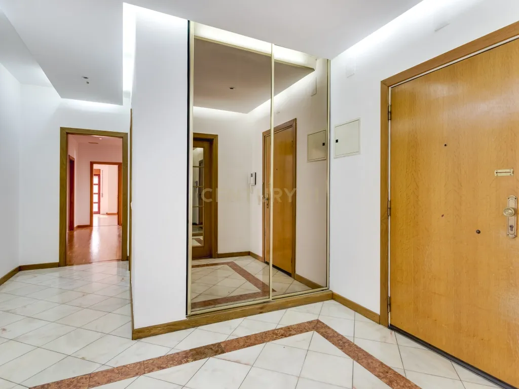 Apartamento T4 com Terraço Privativo e Churrasqueira no Condomínio Lezíria Parque | Vila Franca de Xira - Image 7