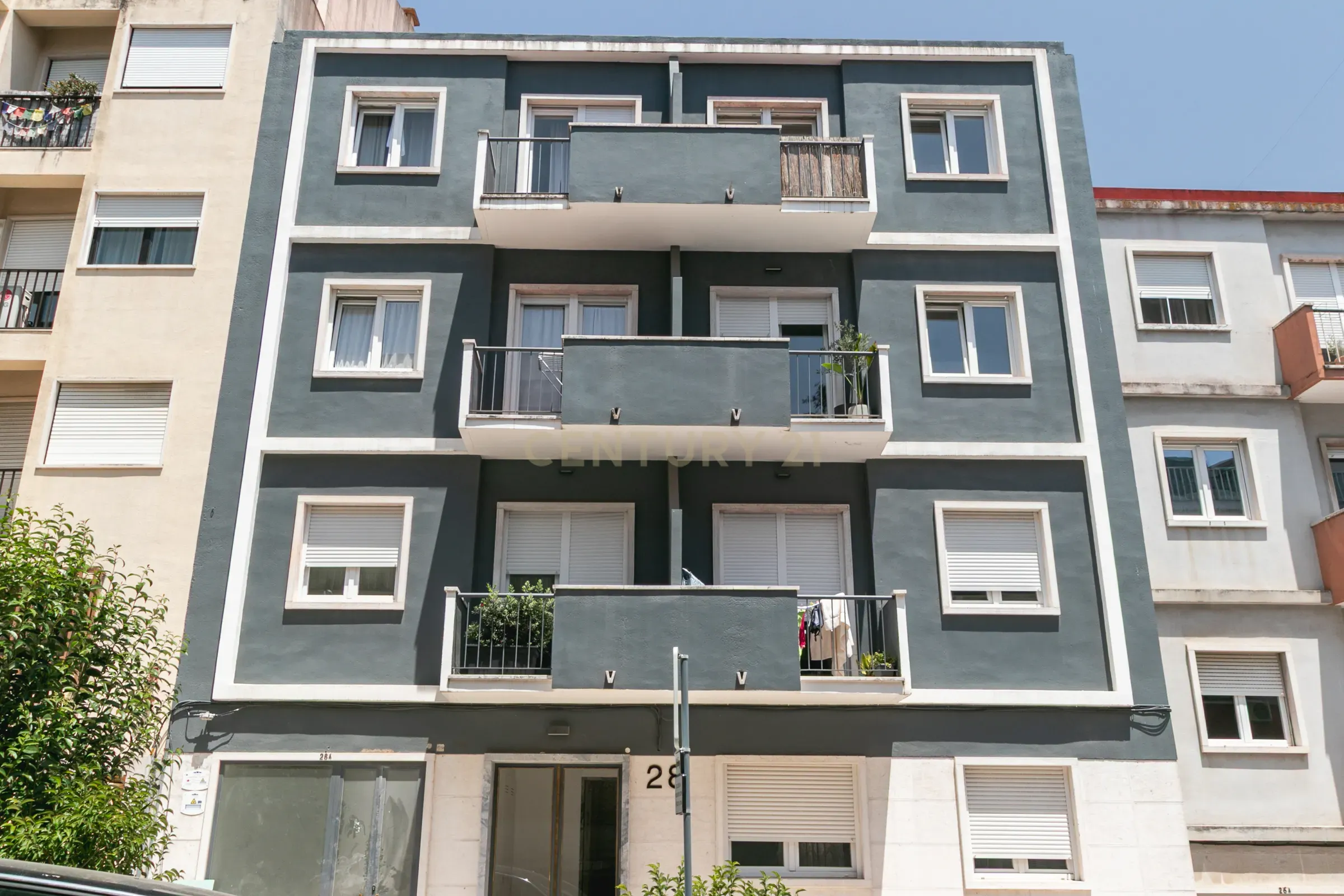 Apartamento T2 Remodelado com Varanda em Campo de Ourique, junto ao Jardim da Estrela - Image 23