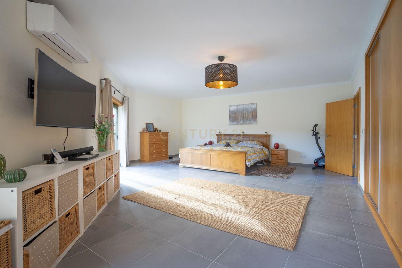 Moradia T4 de qualidade em estado novo com varanda coberta, piscina, terraço, jardim,canil,garagem dupla e vistas boas numa localização sossegada - Image 50