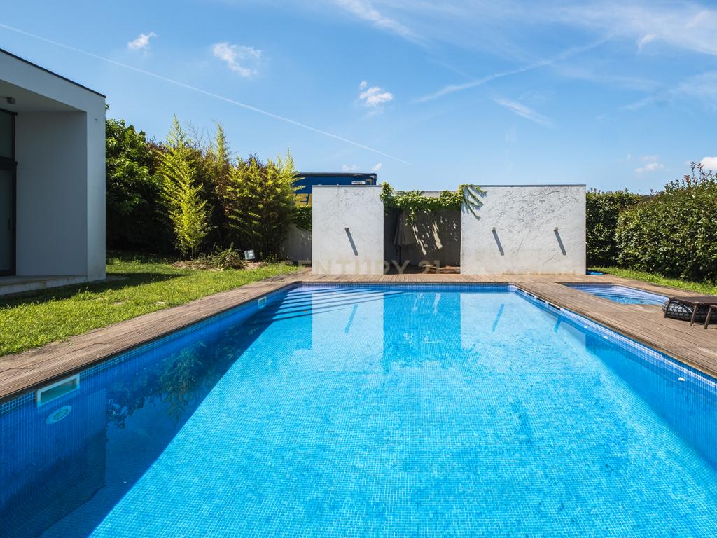 Luxuosa Moradia T4 com Piscina e Vista Panorâmica em Lousada - Image 57