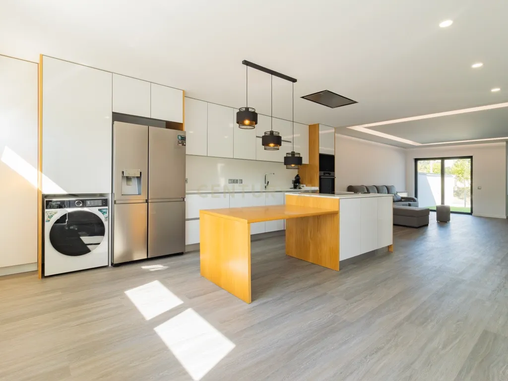 Propriedade Totalmente Renovada com Armazém/Garagem de Grande Dimensão e Piscina em Monte Real - Image 28