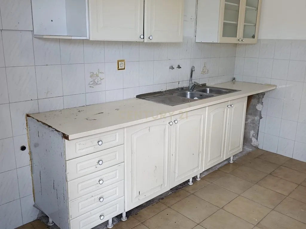 Quinta 8000m2 com 4 Moradias T2 e T3 - Image 4