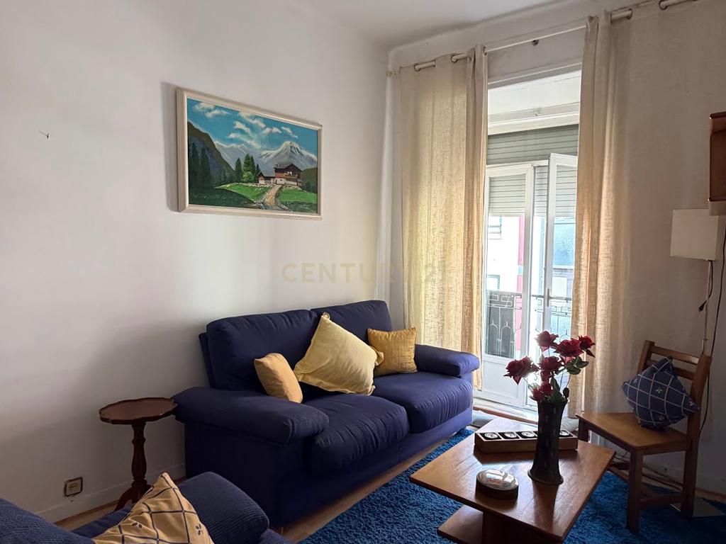 T4 em Arroios para remodelação com vista sobre Lisboa - Lisboa - Image 1