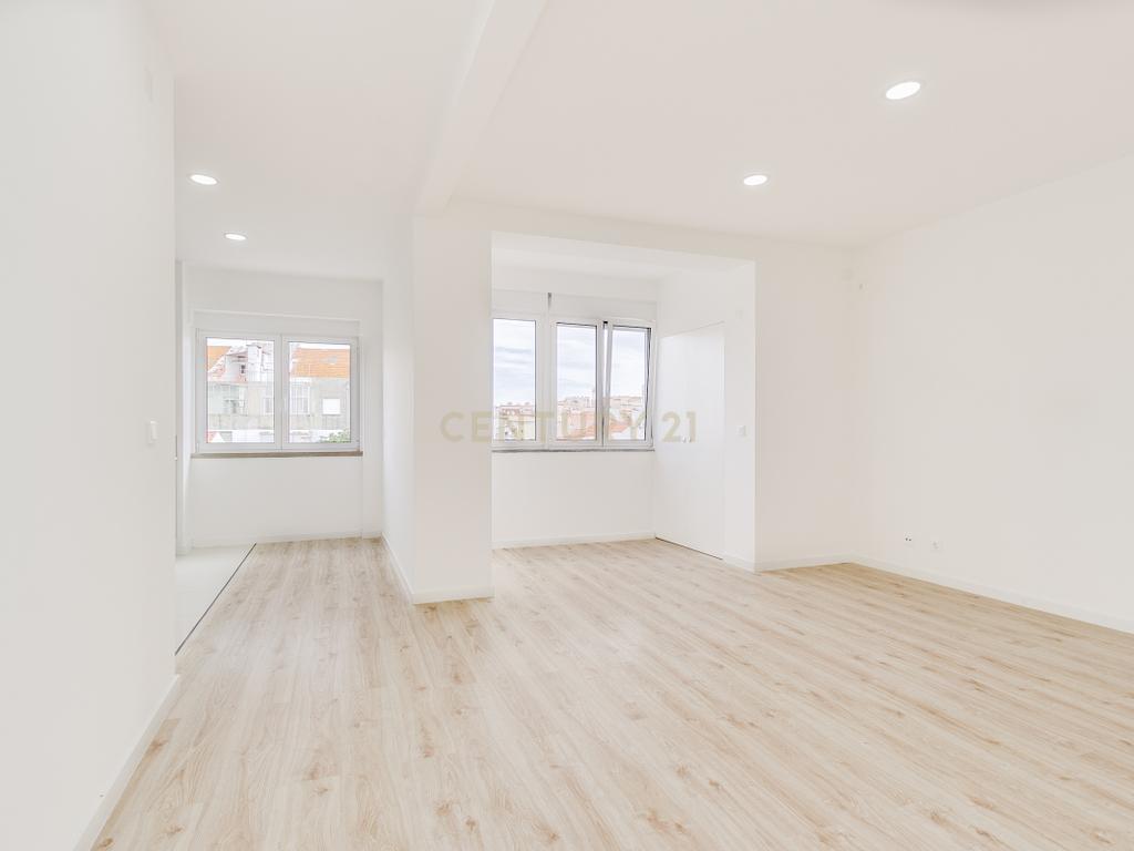 Apartamento T2 Remodelado na Prestigiada Avenida Jaime Cortesão em Setúbal – Próximo da Zona Ribeirinha - Image 15