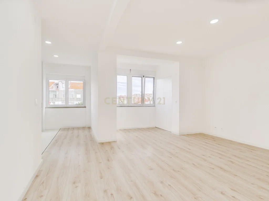 Apartamento T2 Remodelado na Prestigiada Avenida Jaime Cortesão em Setúbal – Próximo da Zona Ribeirinha - Image 15