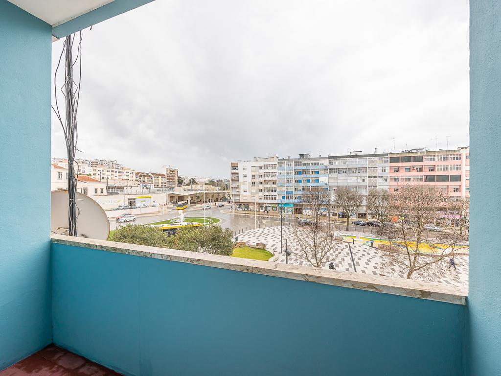 T2 renovado na Praça do Brasil - no centro de Setúbal - Image 11