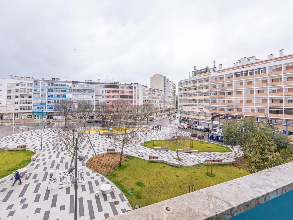 T2 renovado na Praça do Brasil - no centro de Setúbal - Image 24