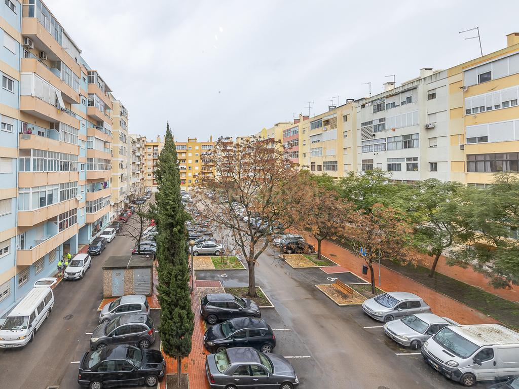 T2 renovado na Praça do Brasil - no centro de Setúbal - Image 23