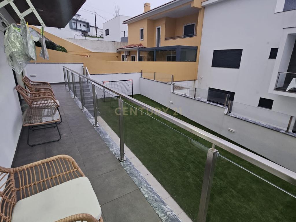 Moradia T4+1 de Luxo em Famões – Elegância, Conforto e Localização Premium - Image 18
