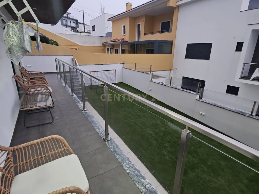 Moradia T4+1 de Luxo em Famões – Elegância, Conforto e Localização Premium - Image 18