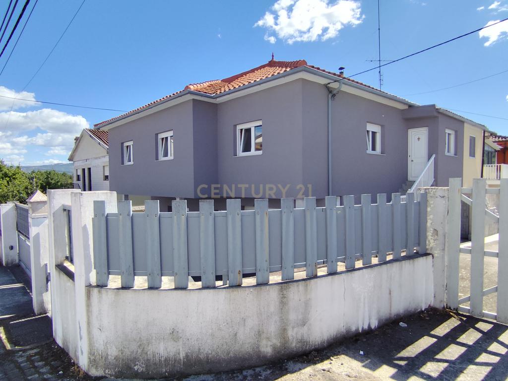 Moradia T4 numa Localização Privilegiada em Chaves - Image 3