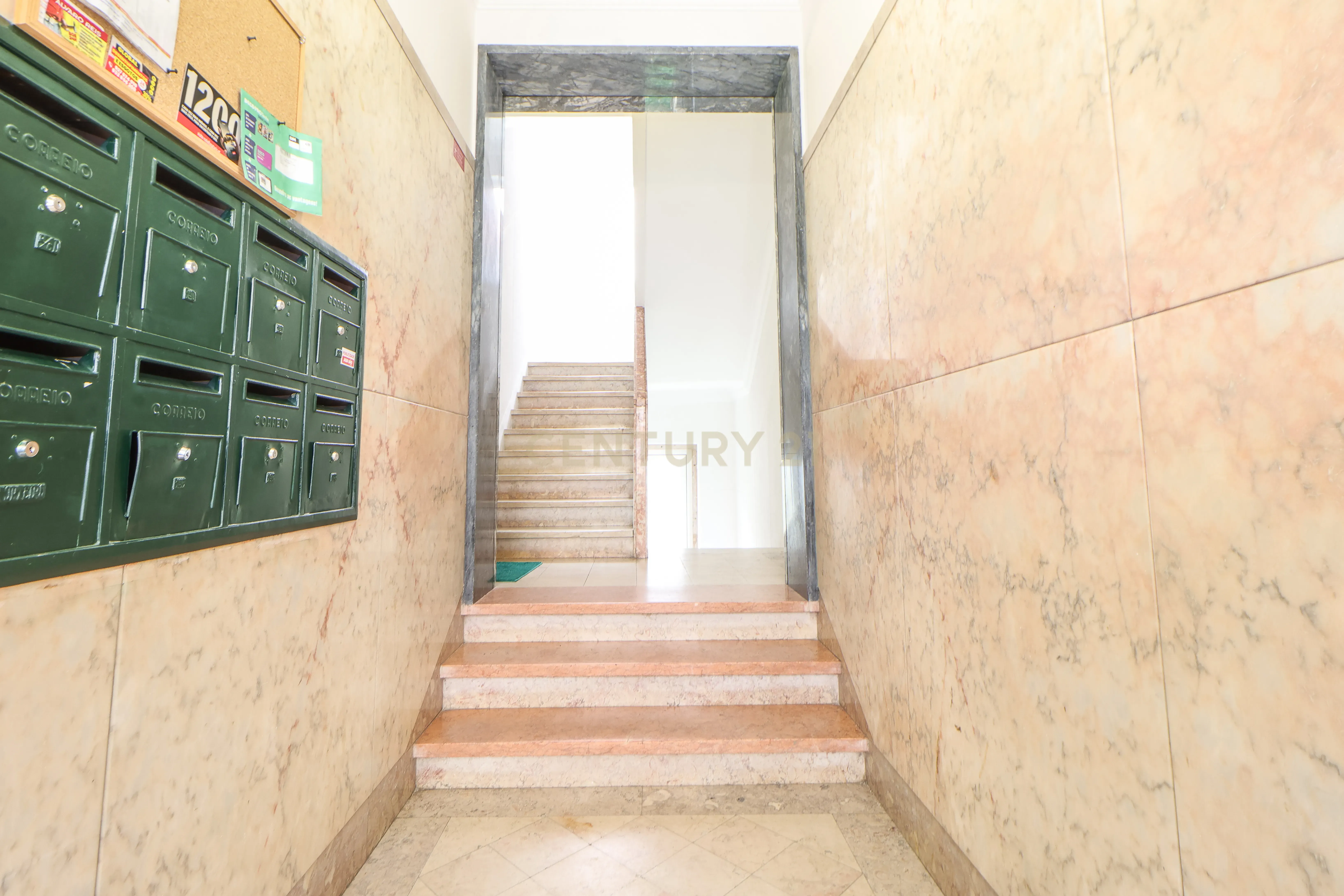 Apartamento T1 mobilado e equipado nas Avenidas Novas, Lisboa - Image 17