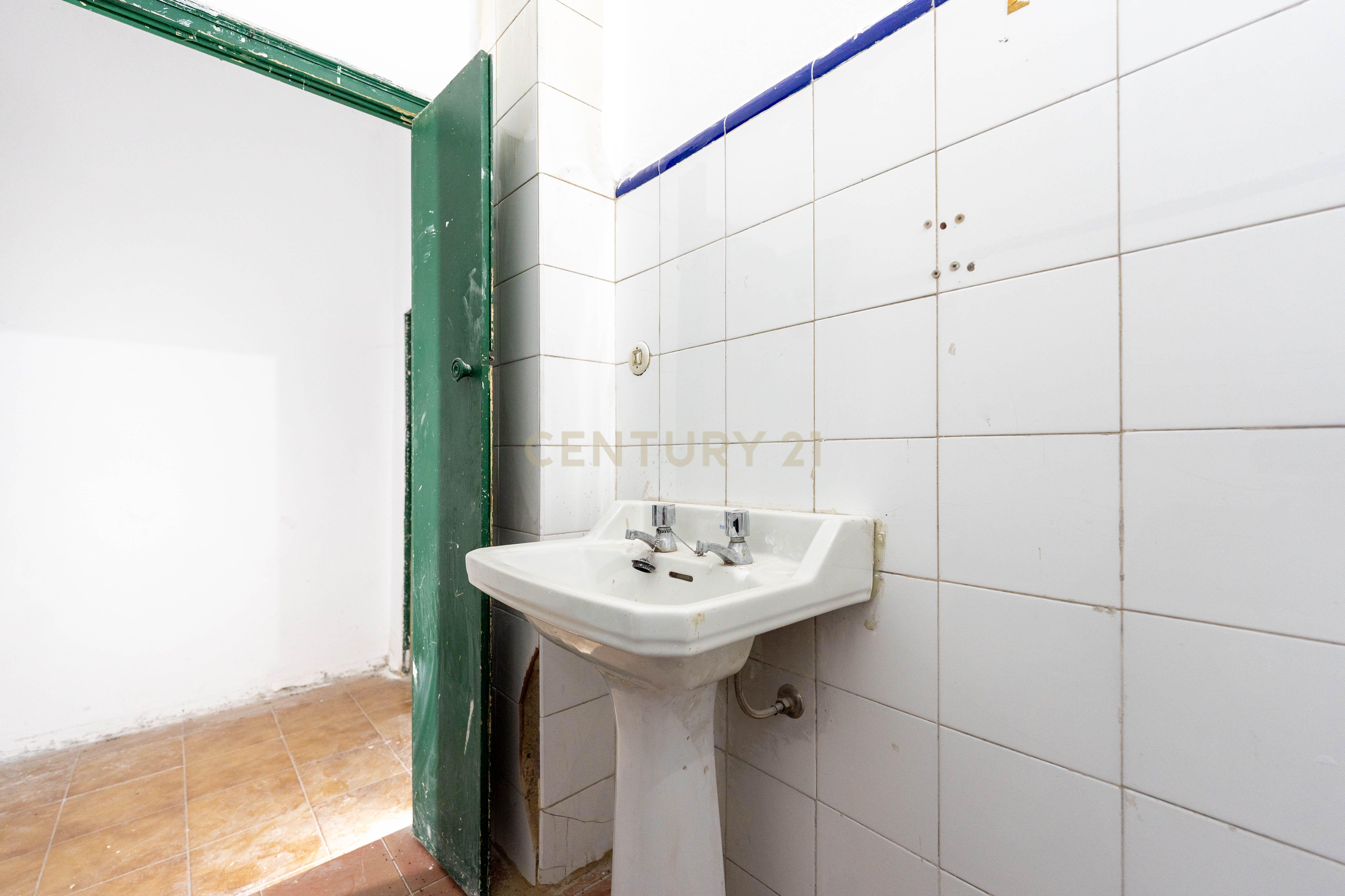 - Image 28