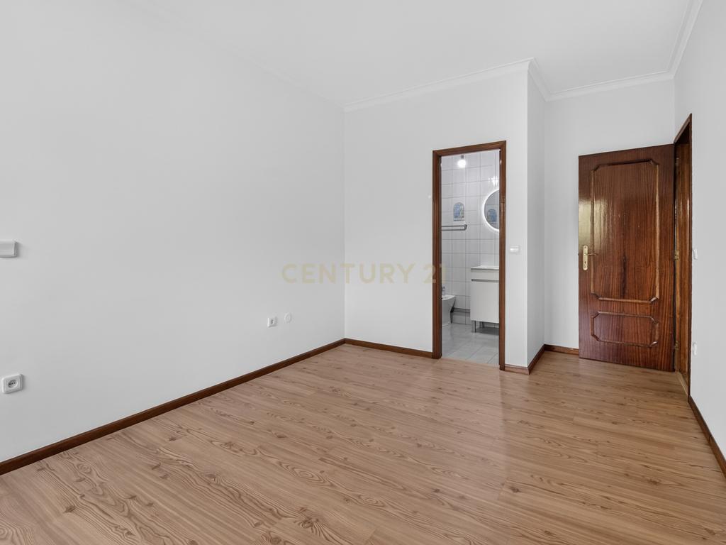 T3+1 com Garagem Fechada e Elevador | Lomar – Braga - Image 14