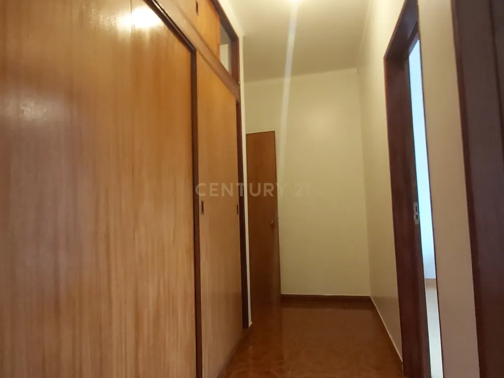 🌞 Apartamento T4 Luminoso com Excelentes Áreas e Garagem– Zona Premium de Beja - Image 10