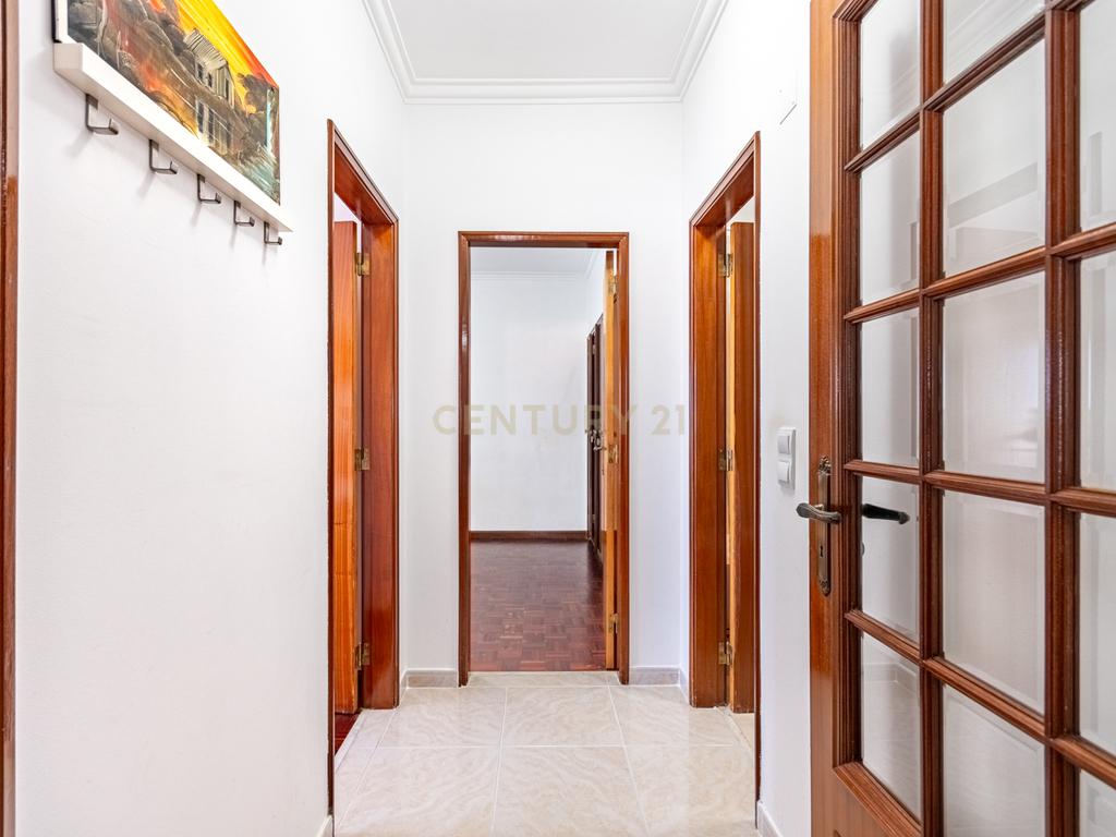 Apartamento T2 Vale de Flores - Image 6