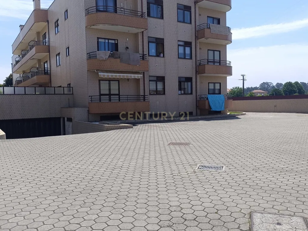 T2 com Terraço, Box, Condomínio Fechado no Centro de Arcozelo - Image 25