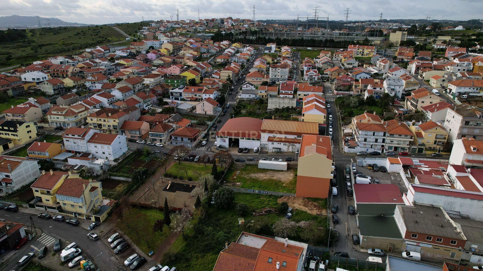 Fotografia 4 de Terreno Urbano Para  Construção de 2 Moradias – Amadora