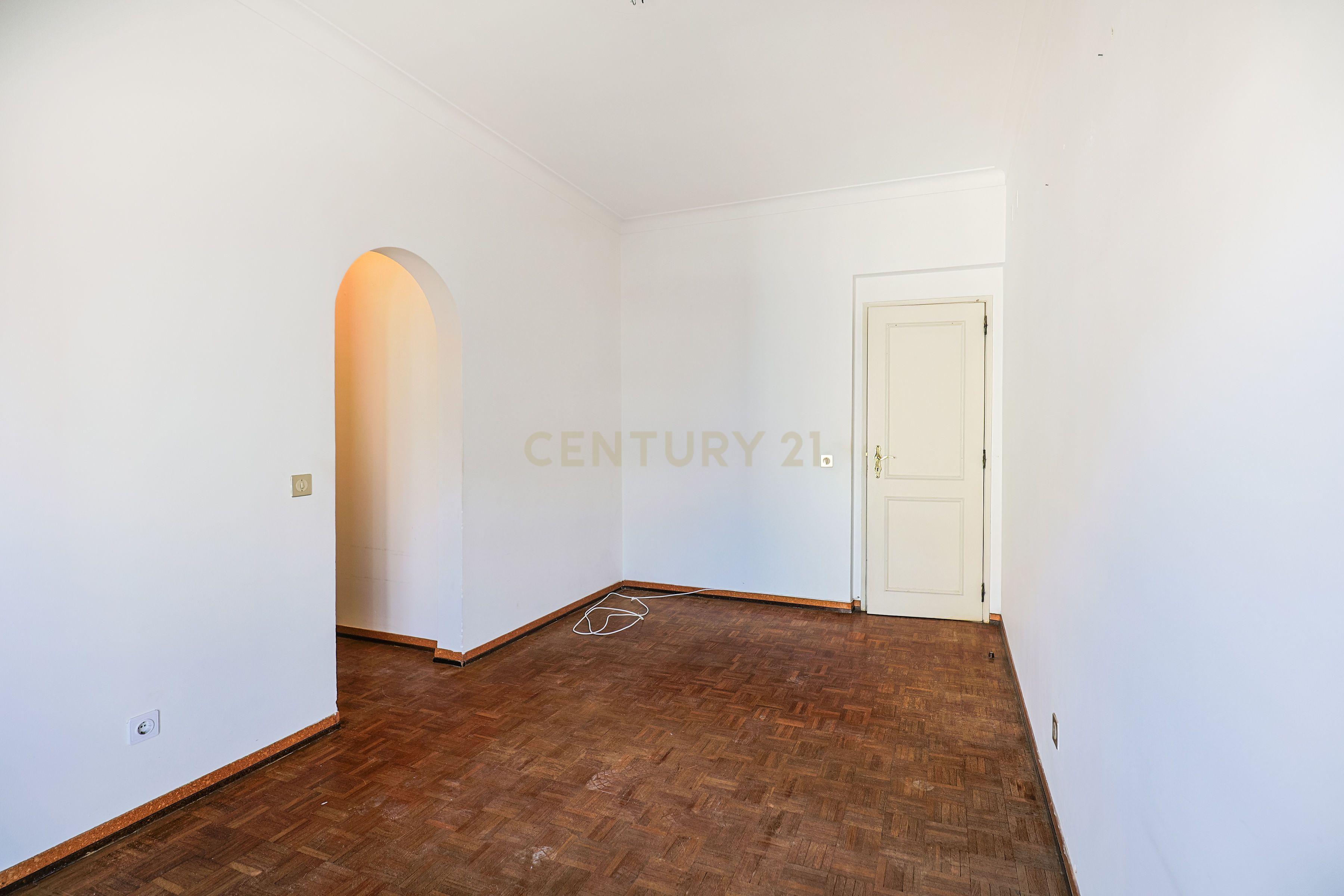 Apartamento T3 com elevador e varanda em Vila Franca de Xira - Image 5