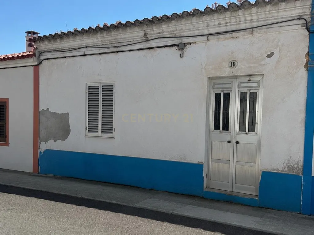 OPORTUNIDADE DE INVESTIMENTO EM MOMBEJA - T3 COM AMPLAS ÁREAS , QUINTAL E GARAGEM - Image 1