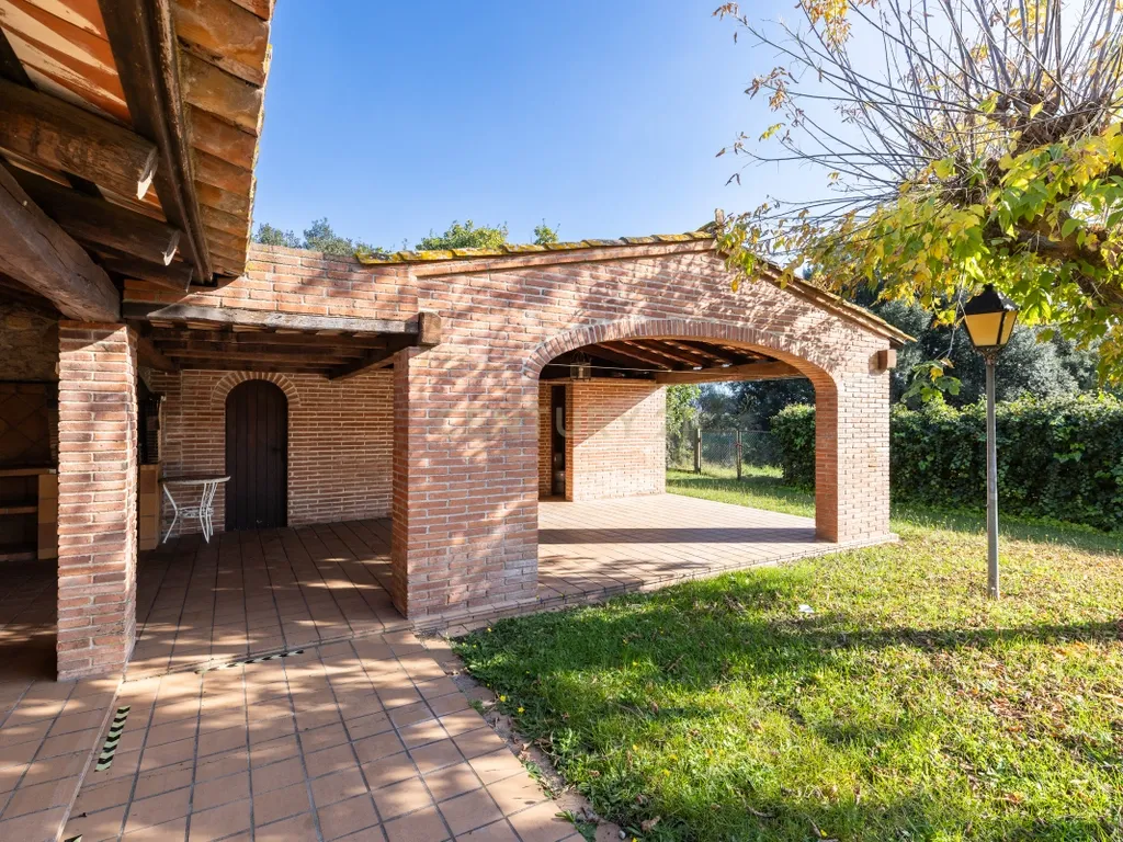 MASIA CATALANA EN VENDA A LLAGOSTERA – MÉS DE 7 HECTÀREES DE TERRENY, LLICÈNCIA TURÍSTICA, PISCINA I CAMP DE FUTBOL - Image 26