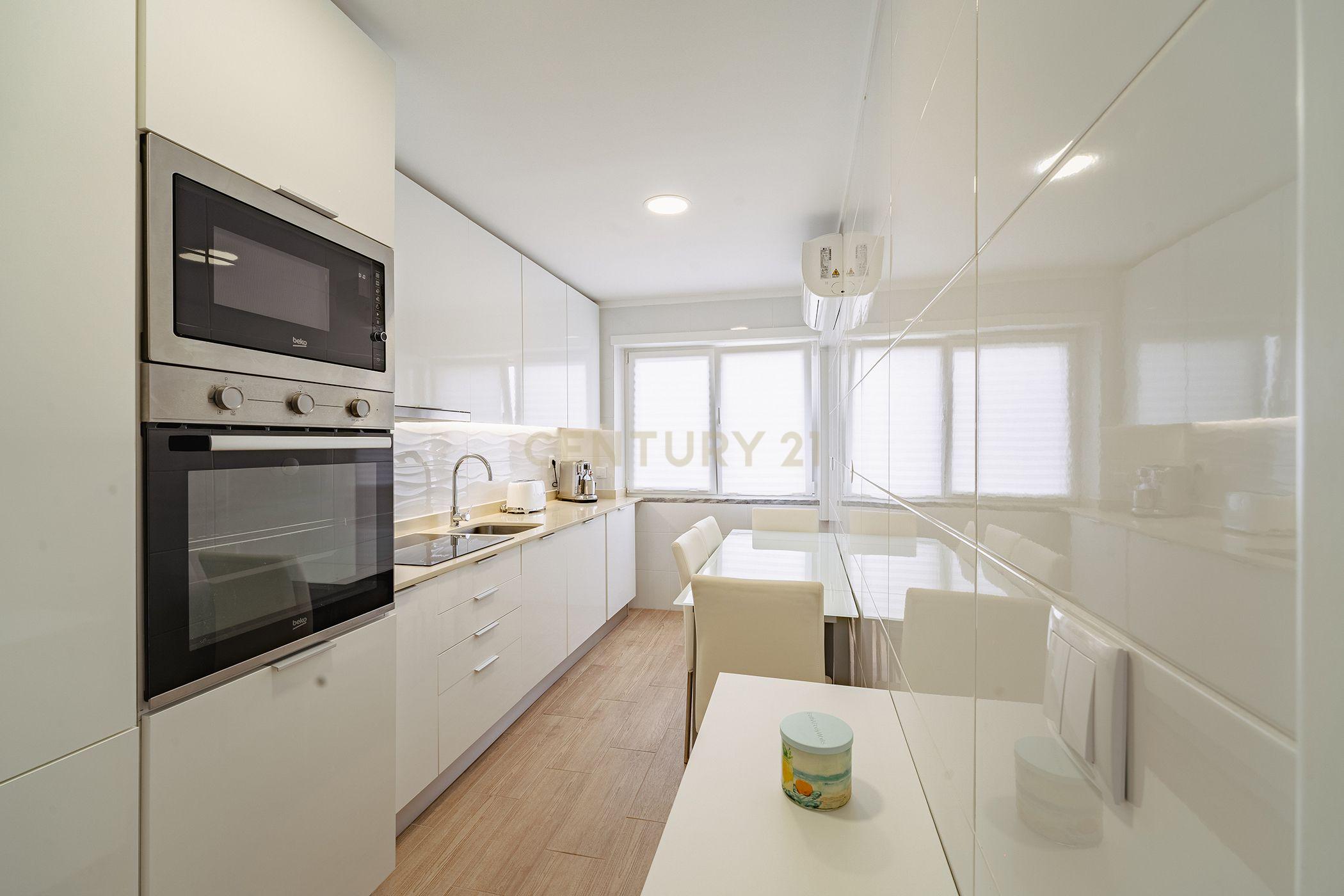 Fotografia 7 de Apartamento T2 Remodelado na Torre da Marinha