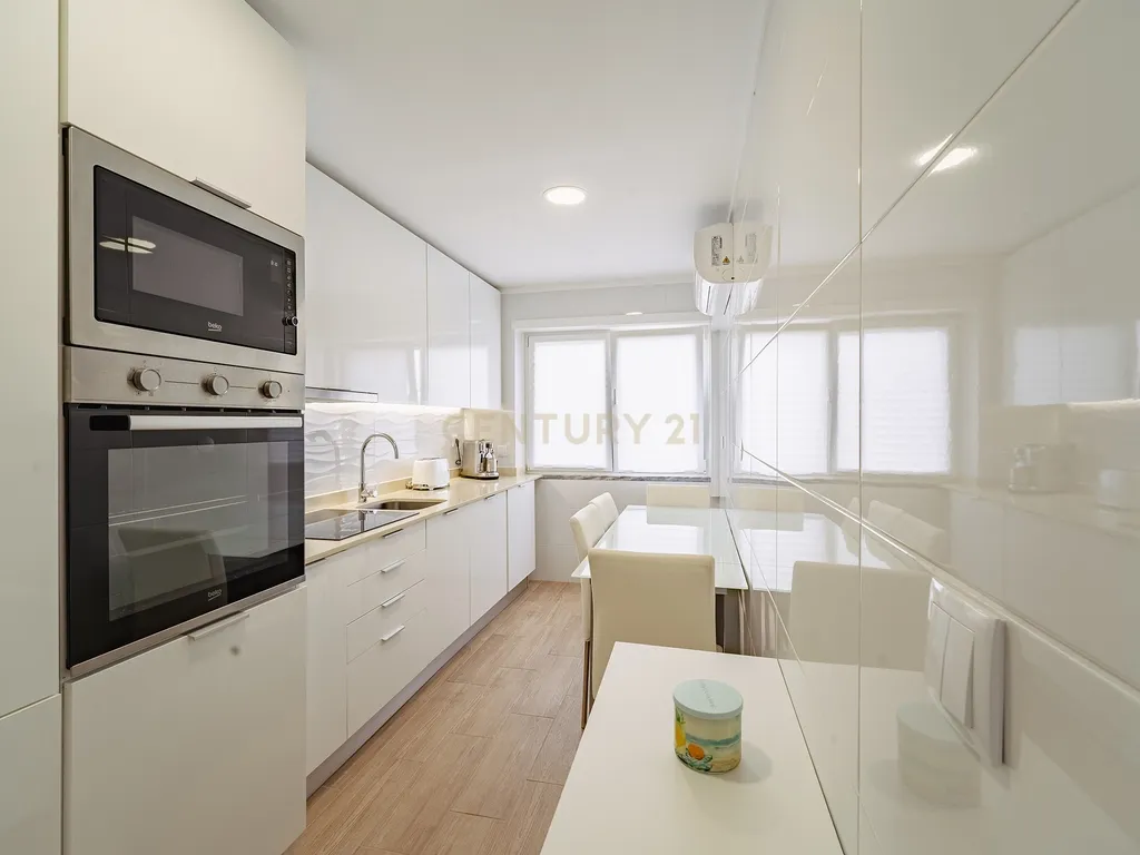 Apartamento T2 Remodelado na Torre da Marinha - Image 7