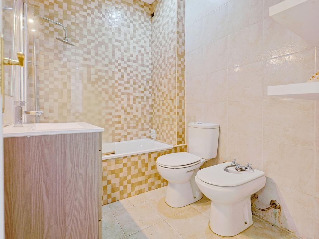 Apartamento T2, com Varanda e Terraço, Centro da Costa de Caparica. - Image 14