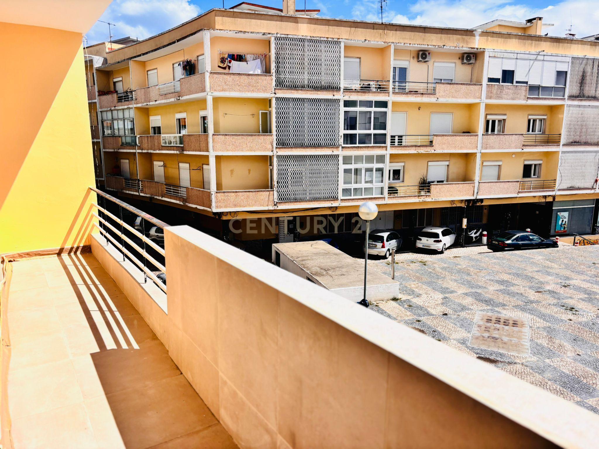 Fotografia 8 de Arrendamento T2 Renovado em Almada com Varanda e Luz Natural