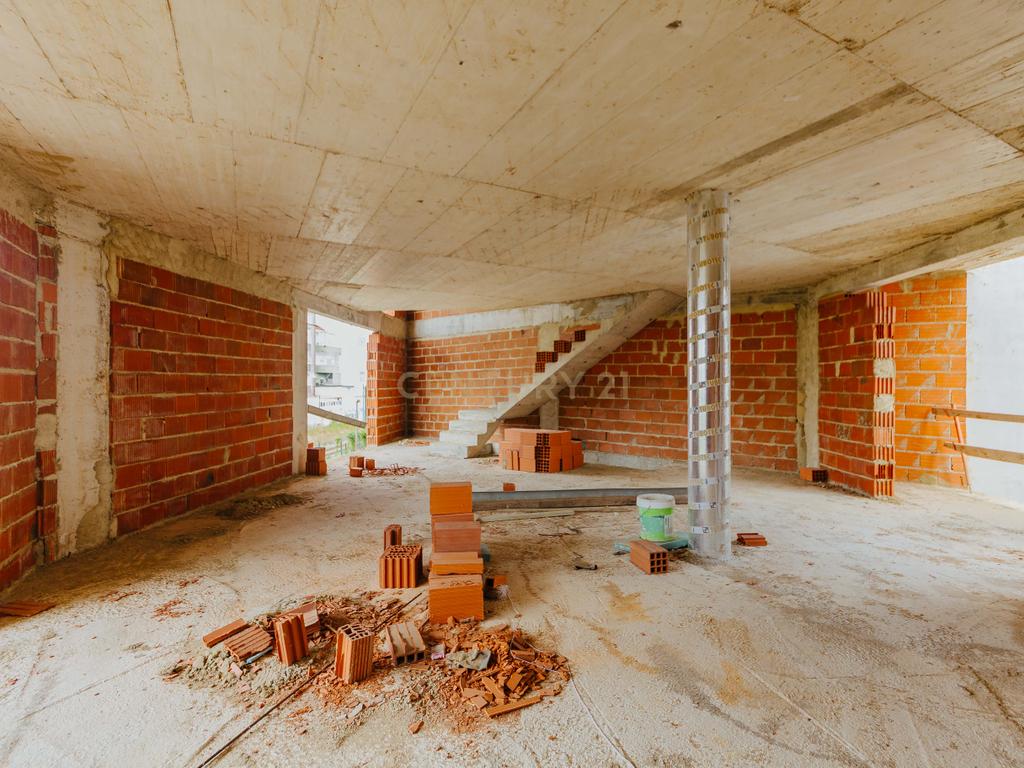 Moradia Unifamiliar de Tipologia T2 em Construção - Image 11