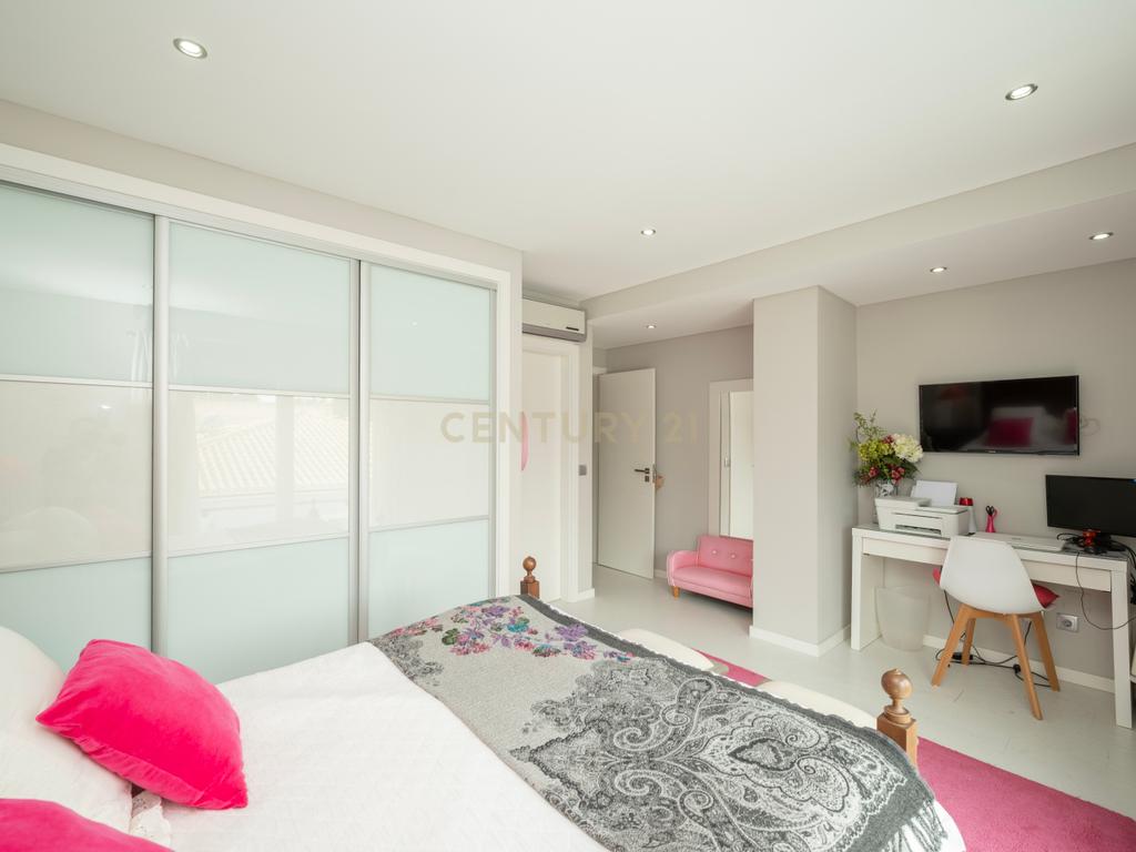 Moradia Exclusiva com Piscina e vista da Serra da Arrábida - Image 22