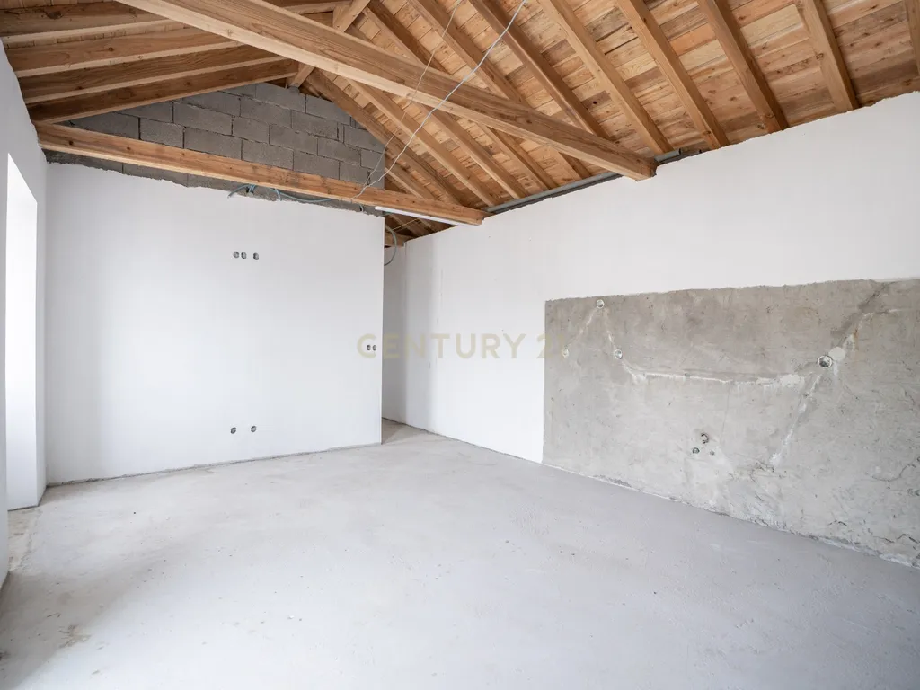 Moradia em fase de renovação na Vila de São Sebastião - Image 15