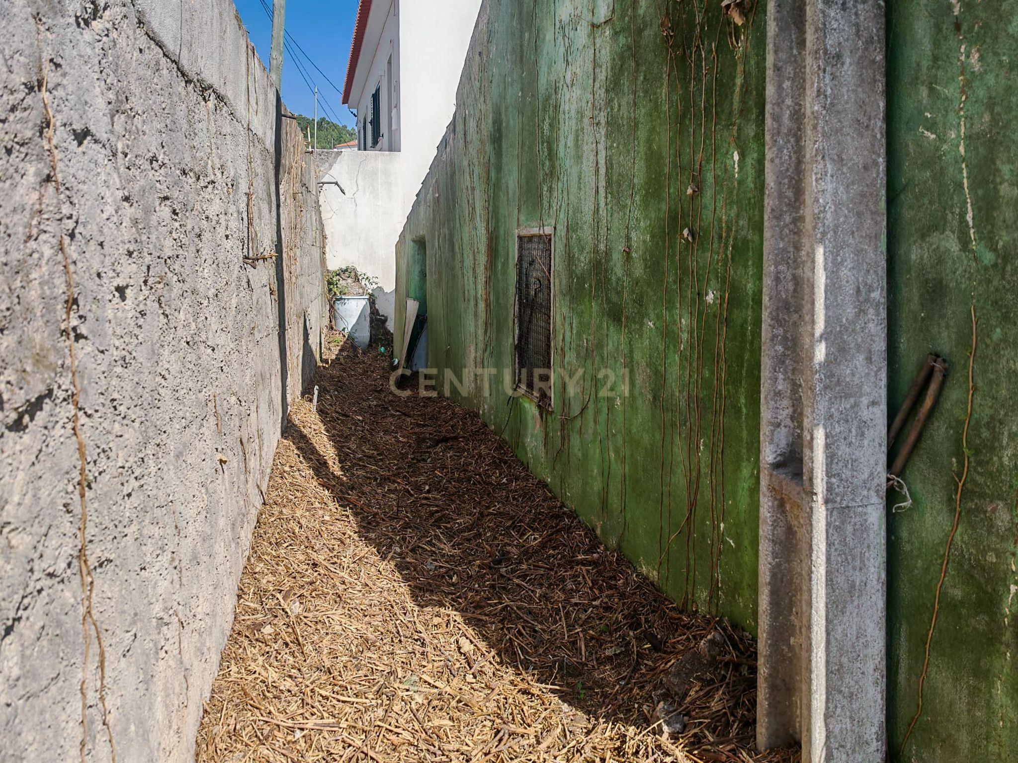 Fotografia 5 de Moradia com Anexo e Terreno de 242 m² | Oportunidade de Reabilitação em Santo Estêvão das Galés