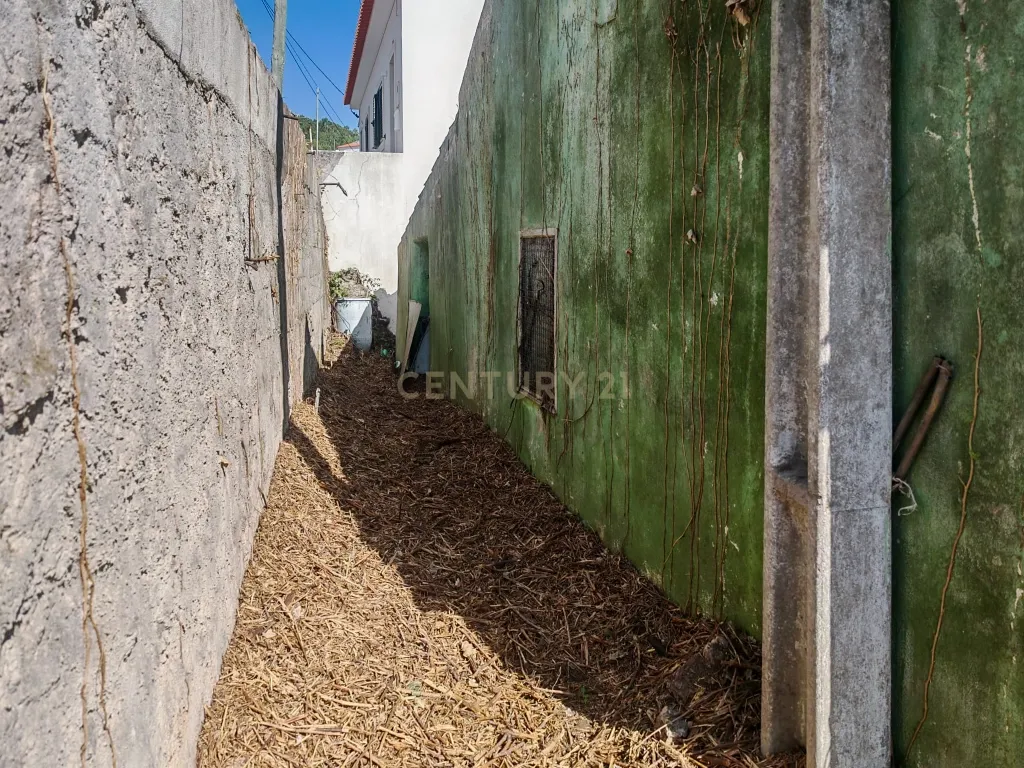 Moradia com Anexo e Terreno de 242 m² | Oportunidade de Reabilitação em Santo Estêvão das Galés - Image 5
